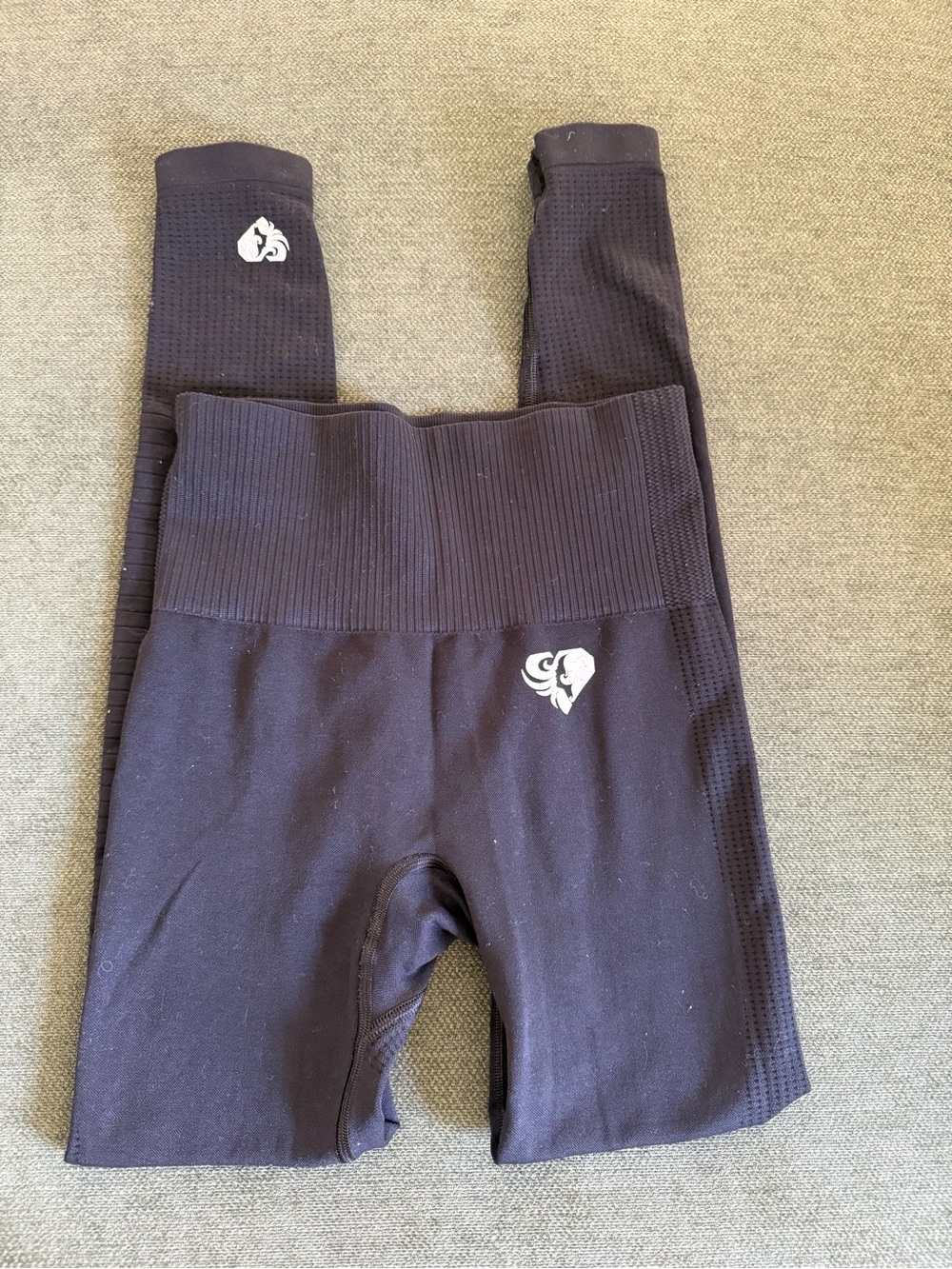 Seamless Black High-Waist Leggings with Sculpting Panel